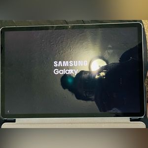 Samsung s7 fe tablet. Perfect condition comes with a pen, case and charger.